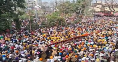 आस्था का महासंगम: देहरादून में 94 फीट ऊंचे ‘झंडा जी’ का आरोहण, लाखों संगतों की मौजूदगी में शुरू हुआ ऐतिहासिक मेला