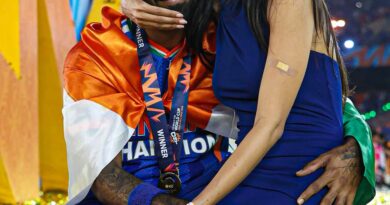 हार्दिक पंड्या की गोद में बैठीं माहिका शर्मा, स्टेडियम में रोमांटिक किस… T20 वर्ल्ड कप जीत के बाद वायरल हुआ प्यार का ये पल!