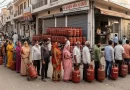 LPG के लिए जंग! कहीं कालाबाजारी तो कहीं लंबी कतारें—ईरान युद्ध का असर रसोई तक पहुंचा