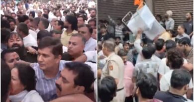 दिल्ली अग्निकांड पर सियासत: पालम में पीड़ित परिवार से मिलने पहुंचे AAP-BJP नेता भिड़े, धक्का-मुक्की और कुर्सीबाजी