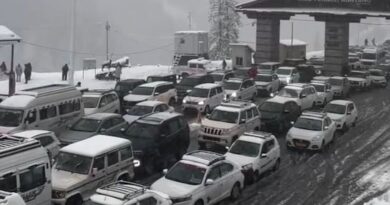 अटल टनल में कुदरत का कहर: भारी बर्फबारी के बीच फंसे हज़ारों वाहन; रात भर चला पुलिस का ‘महा-रेस्क्यू’ ऑपरेशन