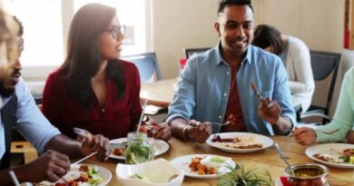 ​भूलकर भी न खाएं इन 4 लोगों के घर का खाना; गरुड़ पुराण में बताया गया है इसे बड़ा पाप