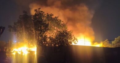 सिकंदरपुर के पास झुग्गी बस्ती में आग का तांडव, सैकड़ों झोपड़ियां खाक