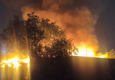 सिकंदरपुर के पास झुग्गी बस्ती में आग का तांडव, सैकड़ों झोपड़ियां खाक