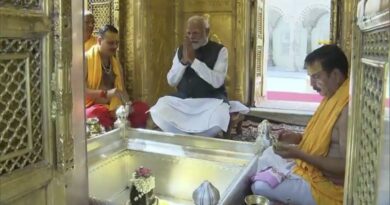 वाराणसी: पीएम मोदी ने बाबा विश्वनाथ के किए दर्शन, माथे पर चंदन लगाया, साधना में लीन दिखे