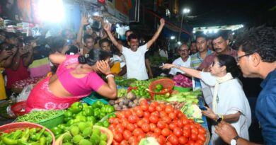 चुनावी माहौल में ‘दीदी’ का ग्राउंड कनेक्ट: भवानीपुर सब्जी बाजार पहुंचीं ममता बनर्जी, विक्रेताओं से हुई रूबरू