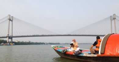 पीएम मोदी ने हुगली में की नाव की सवारी: ‘माँ गंगा’ के प्रति जताया आभार, बंगाली अस्मिता और विकास का दिया संदेश