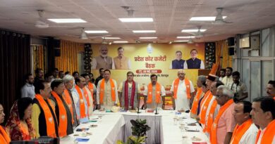 उत्तराखंड भाजपा कोर ग्रुप की अहम बैठक: राष्ट्रीय अध्यक्ष नितिन नवीन का पहाड़ी टोपी व मोनाल भेंट कर स्वागत; जानिए बैठक के अंदर की पूरी ‘सिटिंग अरेंजमेंट’