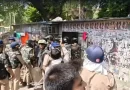 लखनऊ में भारी बवाल: कोर्ट परिसर में चला प्रशासन का बुलडोजर, अवैध चेंबर्स तोड़े जाने पर वकीलों का हिंसक हंगामा