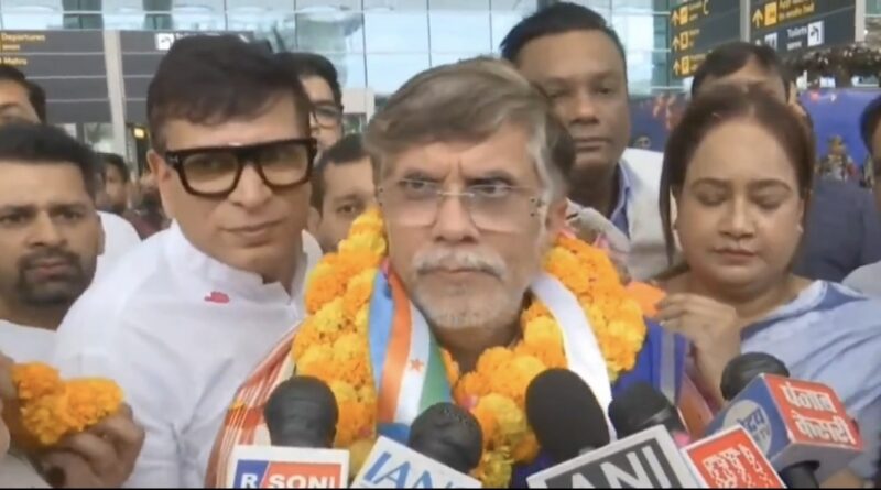 “संविधान ही संकटमोचक”: दिल्ली लौटे पवन खेड़ा का जोरदार स्वागत, असम सरकार और चुनाव आयोग पर बोला बड़ा हमला