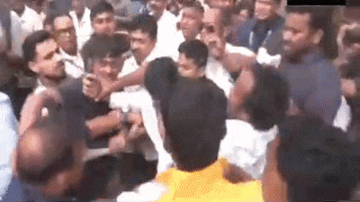 बंगाल में भारी बवाल: सोनारपुर में TMC सांसद अभिषेक बनर्जी पर हमला, कपड़े फाड़े और बरसाए पत्थर-अंडे; हेलमेट पहनकर बचे
