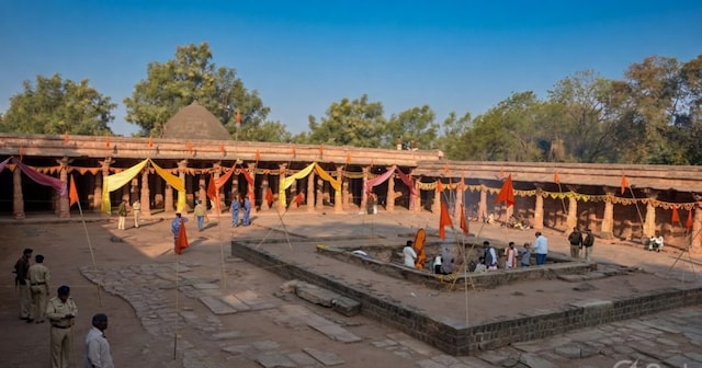 धार भोजशाला विवाद: इंदौर हाई कोर्ट का बड़ा फैसला, परिसर को मंदिर मानते हुए पूजा-पाठ को दी मंजूरी