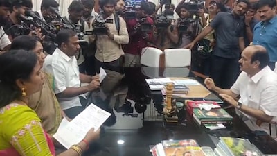 तमिलनाडु में सियासी भूचाल: AIADMK के 3 बागी विधायकों का इस्तीफा, विजय की TVK में शामिल होने की अटकलें तेज