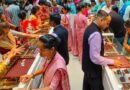 Gold Buying Surge: ज्वेलरी शॉप्स पर उमड़ी भीड़, महंगा होने और नए नियमों के डर से बढ़ा गोल्ड खरीदने का क्रेज