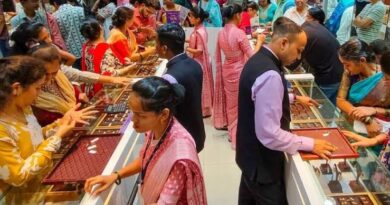 Gold Buying Surge: ज्वेलरी शॉप्स पर उमड़ी भीड़, महंगा होने और नए नियमों के डर से बढ़ा गोल्ड खरीदने का क्रेज