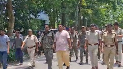 बंगाल में भ्रष्टाचार के आरोपी टीएमसी नेता की कमर में रस्सी बांधकर घुमाया; पंचायत दफ्तर से 8 फाइलें जब्त, भीड़ ने लगाए ‘चोर-चोर’ के नारे