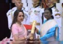राष्ट्रपति भवन में छलके आंसू: हेमा मालिनी ने धर्मेंद्र की ओर से ग्रहण किया ‘पद्म विभूषण’