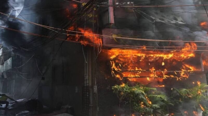 मालवीय नगर अग्निकांड के बाद दिल्ली प्रशासन का बड़ा एक्शन: हौजरानी में 10 इमारतें सील, नए B&B लाइसेंस पर रोक