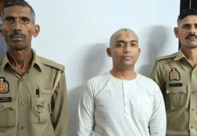 ​मथुरा में IIT बाबा गिरफ्तार: धर्म की आड़ में पढ़ी-लिखी लड़कियों का करता था ब्रेनवॉश, अश्लील वीडियो बनाकर ब्लैकमेलिंग का खेल