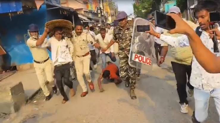 पश्चिम बंगाल: केरल से गिरफ्तार TMC नेता स्वपन नंदी पर फूटा जनता का गुस्सा, थाने ले जाते समय फेंके अंडे और कालिख