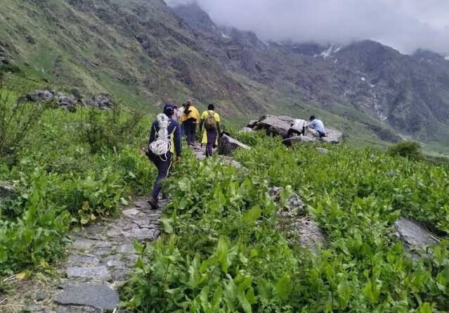 उत्तराखंड के पहाड़ों में रहस्य: दयारा बुग्याल, पिंडारी और फूलों की घाटी से तीन पर्यटक लापता; रेस्क्यू में जुटीं SDRF और NDRF की टीमें