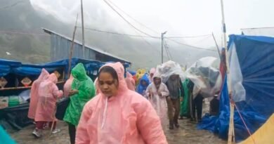केदारनाथ यात्रा पर ब्रेक: भारी बारिश के कारण प्रशासन ने अस्थायी रूप से रोकी यात्रा, सोनप्रयाग और गौरीकुंड में रोके गए श्रद्धालु