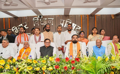 भोजपुरी स्टार पवन सिंह और स्वास्थ्य मंत्री निशांत कुमार ने ली बिहार विधान परिषद की शपथ, सम्राट चौधरी रहे मौजूद