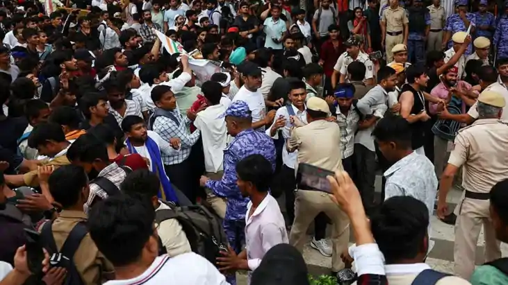 NEET धांधली पर दिल्ली में महासंग्राम: CJP का ‘संसद मार्च’ बना रणक्षेत्र, बैरिकेड टूटे, संसद के गेट बंद और दोनों सदन कल तक स्थगित