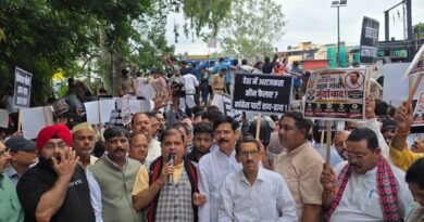 देहरादून: राहुल गांधी के पीएम आवास घेराव के विरोध में सड़कों पर उतरी बीजेपी; कांग्रेस मुख्यालय कूच को लेकर आमने-सामने आए बीजेपी और कांग्रेसी कार्यकर्ता
