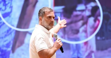 छात्रों पर पुलिस कार्रवाई को लेकर संसद से सड़क तक संग्राम: राहुल गांधी बोले— ‘ना माफी मांगूंगा, न पीछे हटूंगा’, बीजेपी ने साधा निशाना