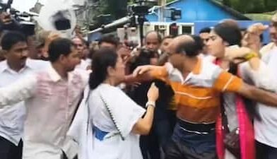 पश्चिम बंगाल में नया सियासी घमासान: ममता बनर्जी का कार्यकर्ता को ‘थप्पड़ मारते’ वीडियो वायरल, विपक्ष हमलावर