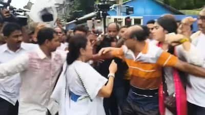 पश्चिम बंगाल में नया सियासी घमासान: ममता बनर्जी का कार्यकर्ता को ‘थप्पड़ मारते’ वीडियो वायरल, विपक्ष हमलावर