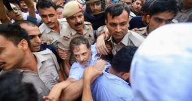 PM आवास के बाहर धरने पर बैठे राहुल गांधी, प्रियंका और अखिलेश यादव पुलिस हिरासत मे