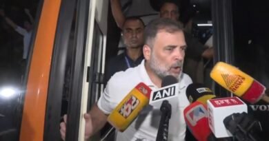 राहुल गांधी और विपक्षी सांसदों की बस को दिल्ली पुलिस ने रोका: गांधी स्मृति जा रहे नेताओं का विरोध के बाद रास्ता साफ, साथ चली फोर्स