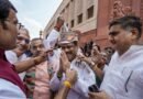 धर्मेंद्र प्रधान के संसद पहुँचते ही मकर द्वार पर NDA ने किया जोरदार स्वागत, विपक्ष ने लगाए ‘शिक्षा चोरी’ के नारे