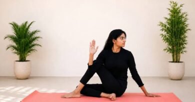 अर्ध मत्स्येन्द्रासन: रीढ़ को लचीला और शरीर को निरोग बनाने वाला महत्वपूर्ण योग अभ्यास