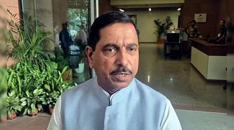 RSS के ‘पथ संचलन’ में शामिल होने पर 2 सरकारी शिक्षक निलंबित, प्रह्लाद जोशी ने कर्नाटक सरकार पर साधा निशाना
