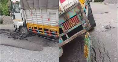 बदरीनाथ हाईवे पर मैठाणा के पास फिर धंसी सड़क, ट्रक फंसा; स्थायी समाधान पर उठे सवाल