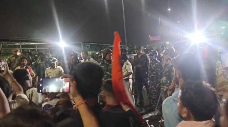 झारखंड Assembly Siege: 10 घंटे के ड्रामे के बाद पुलिस ने खाली कराई सड़क, छात्र नेता देवेंद्र नाथ महतो हिरासत में; CM से वार्ता पर अड़े आंदोलनकारी