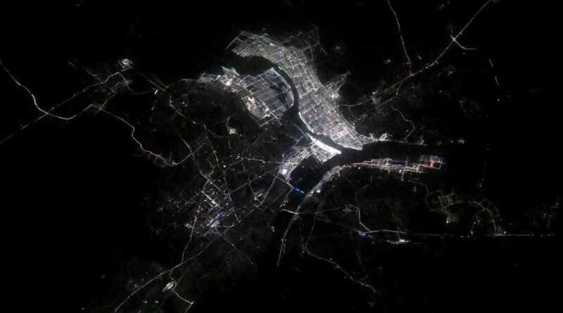 ISS से दिखा महाकुंभ का अद्भुत नजारा, नासा के अंतरिक्ष यात्री डोनाल्ड पेटिट ने शेयर की तस्वीर