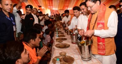 हरिद्वार में शिवभक्त कांवड़ियों का भव्य अभिनंदन: सीएम धामी ने की पुष्पवर्षा, चरण प्रक्षालन कर परोसा भोजन
