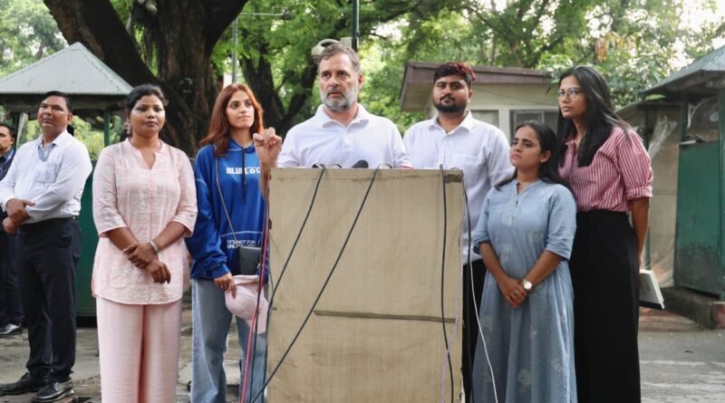 जंतर-मंतर छात्र प्रदर्शन: राहुल गांधी ने प्रदर्शनकारी युवाओं से की मुलाकात, बोले—”किसी से माफी मांगने की जरूरत नहीं, आप पर गर्व है”