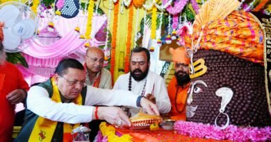 टपकेश्वर महादेव की भव्य शोभायात्रा में शामिल हुए सीएम धामी, प्रदेशभर से आई बहनों ने सीएम धामी को बांधा रक्षा सूत्र