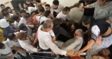 कोलकाता में TMC दफ्तर से साइनबोर्ड हटाने पर हंगामा, डेरेक ओ’ब्रायन सीढ़ियों पर गिरे; 12 लोग हिरासत में