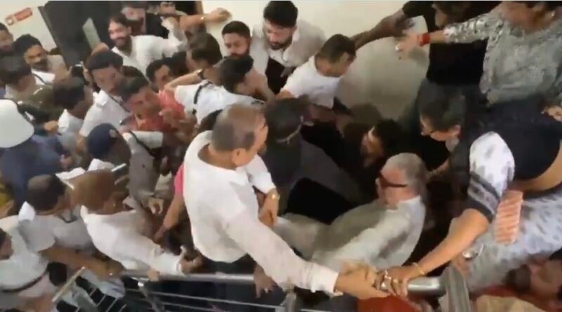 कोलकाता में TMC दफ्तर से साइनबोर्ड हटाने पर हंगामा, डेरेक ओ’ब्रायन सीढ़ियों पर गिरे; 12 लोग हिरासत में
