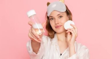 रात को सोने से पहले मेकअप सही तरीके से हटाने का सही तरीका (Skin Care Routine)