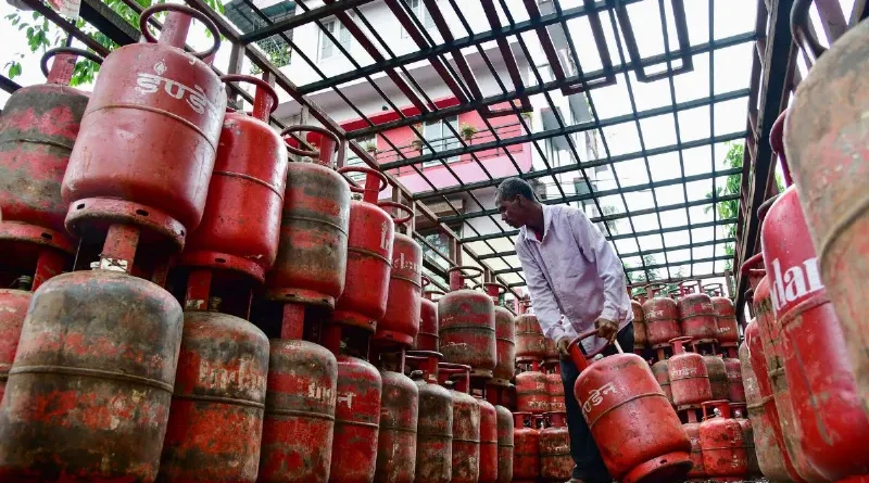 ग्रामीण और शहरी एलपीजी उपभोक्ताओं के लिए समान नियम: रिफिल बुकिंग का न्यूनतम अंतराल घटकर 25 दिन हुआ