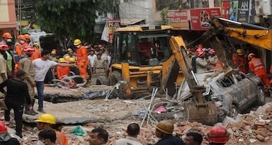 सत्य निकेतन हादसा: 7 मौतों के बाद छात्रों ने बताईं जर्जर PG की तकलीफें; हाईकोर्ट ने 2 हफ्ते में मांगी जांच रिपोर्ट, 81 वर्षीय मालिक गिरफ्तार