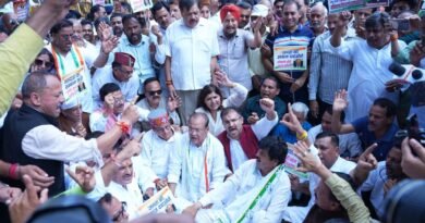उत्तराखंड कांग्रेस का सचिवालय घेराव: मुख्य चुनाव आयुक्त के इस्तीफे और बर्खास्तगी की मांग, जमकर हुआ प्रदर्शन