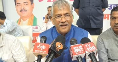 हरिद्वार की राजनीति में बयानबाजी तेज: त्रिवेंद्र सिंह रावत ने हरीश रावत को बताया ‘गुगली मास्टर’, चुनाव लड़ने की इच्छा पर कसा तंज